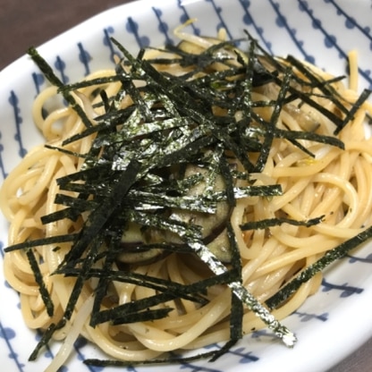 きのこが家になかったので、その分海苔多めで作りました。ナスのパスタ初めて作りました。難しい味付けもなく簡単でした。